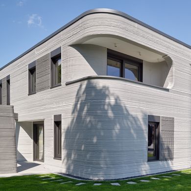 3D printed house with rounded wall copings by Metallwelt GmbH