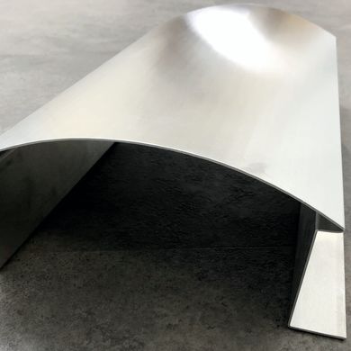 Eine Aluminiumhaube mit einem aus Einzelstepps gebogenen Radius