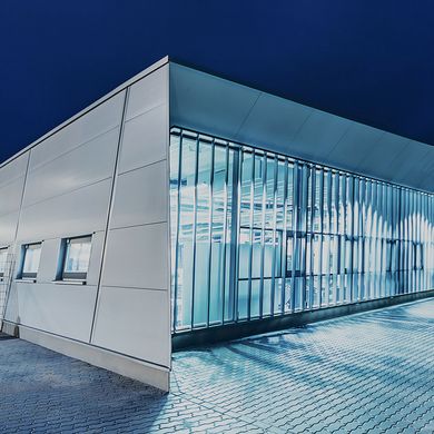 Modern glas-metal facade with numerous XL-Center porfiles