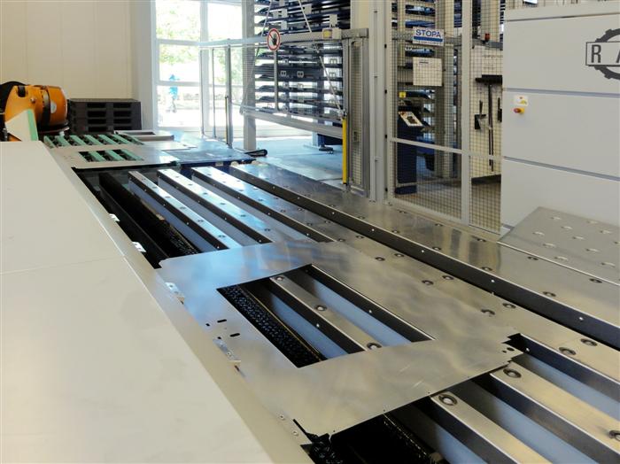 Loading of the following blank during production time ensures highest productivity levels
