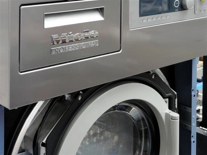 Waschmittelbehälter einer gewerblichen Waschmaschine