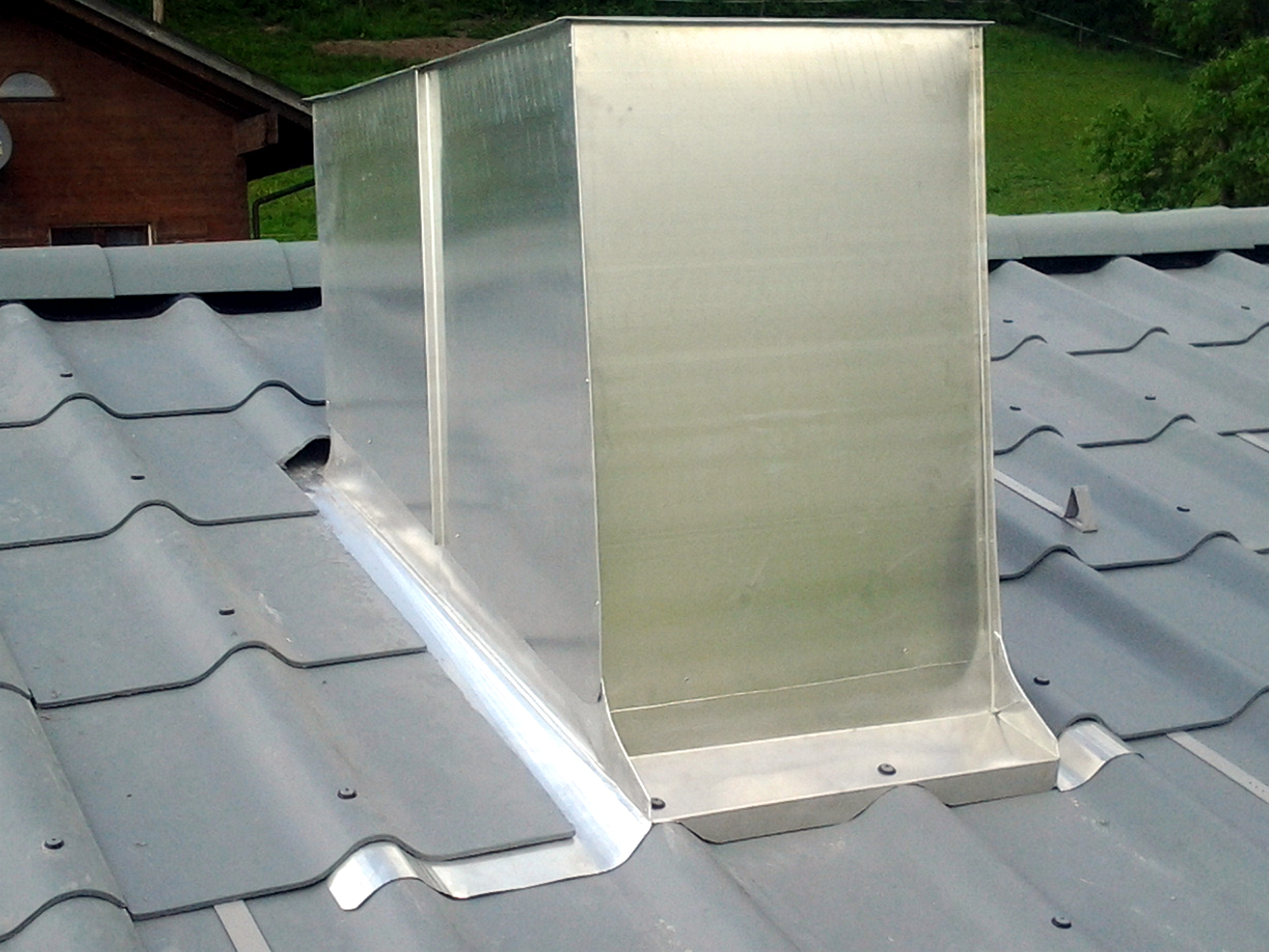 Curved profile mounted into a chimney detail