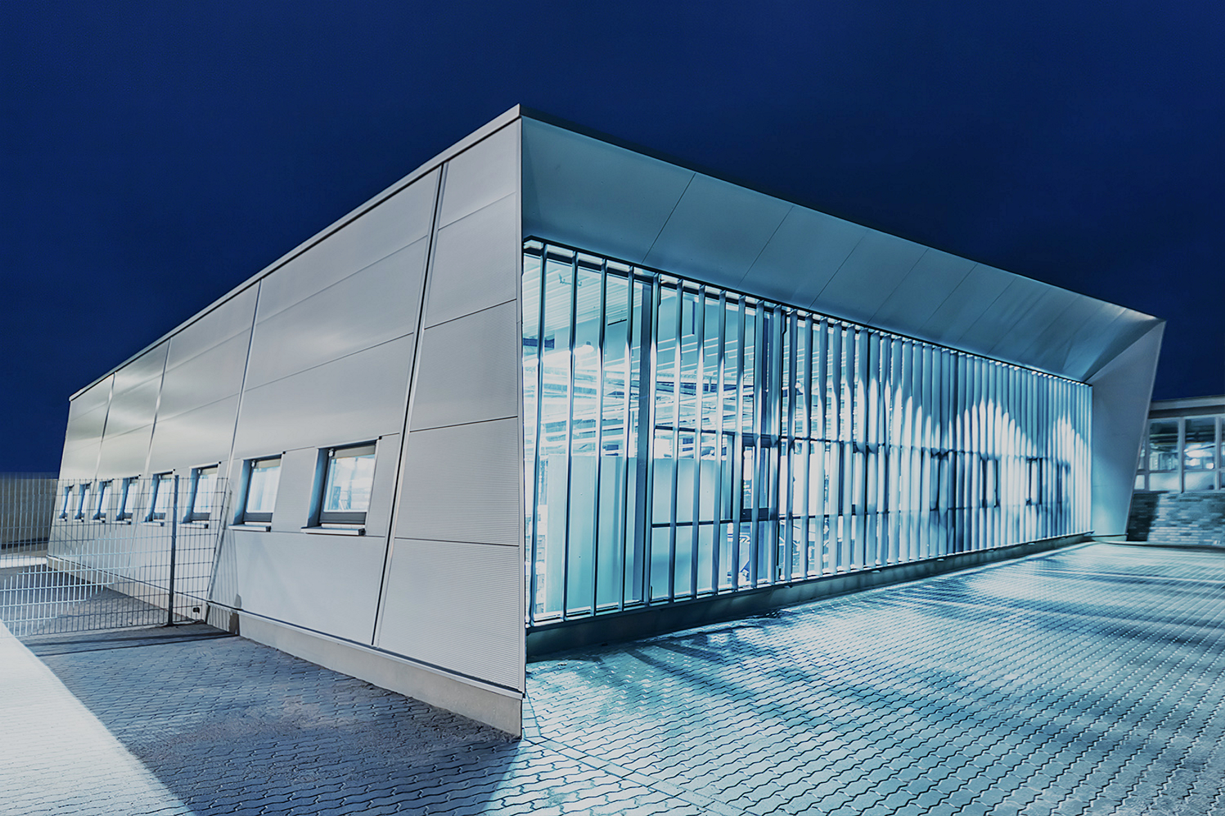 Modern glas-metal facade with numerous XL-Center porfiles