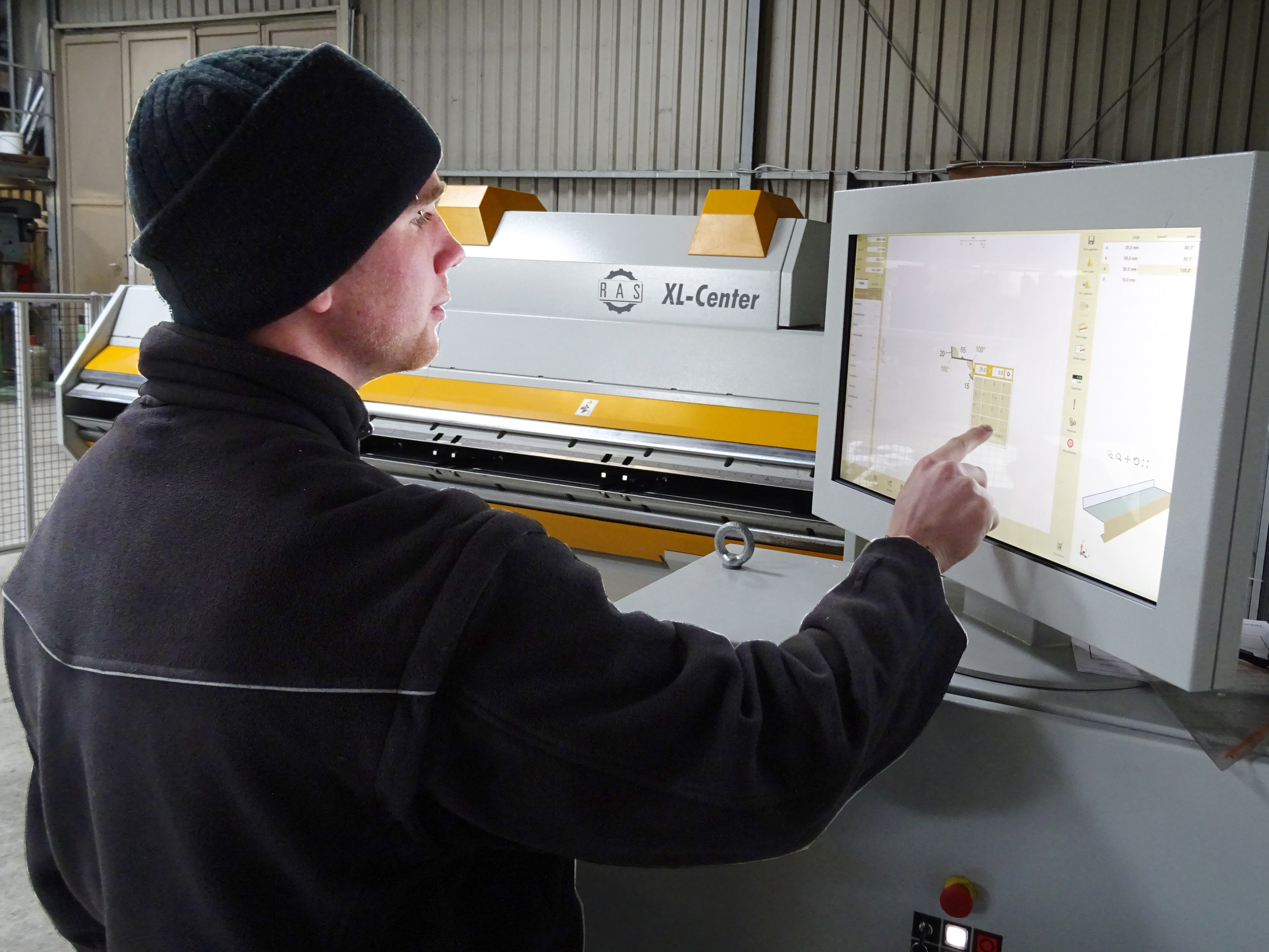 Nils Gensler drawing a metal profile with the Bendex software