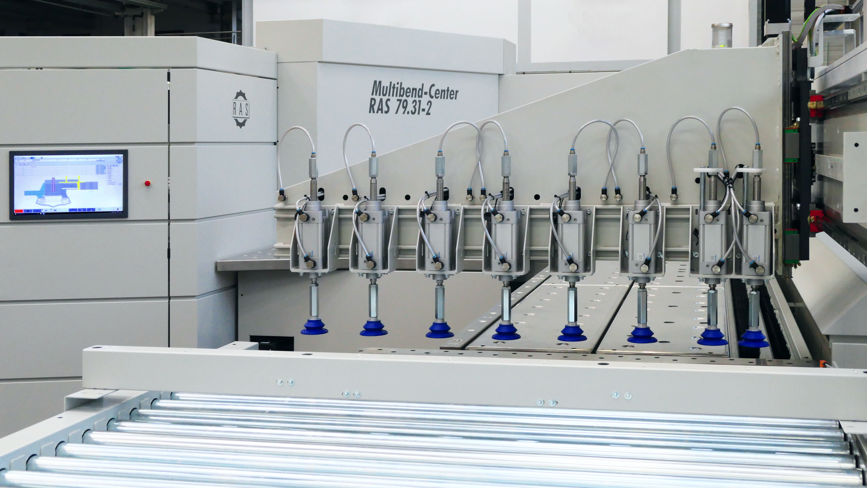 Roller table and MiniFeeder convey the blanks to the Multibend-Center