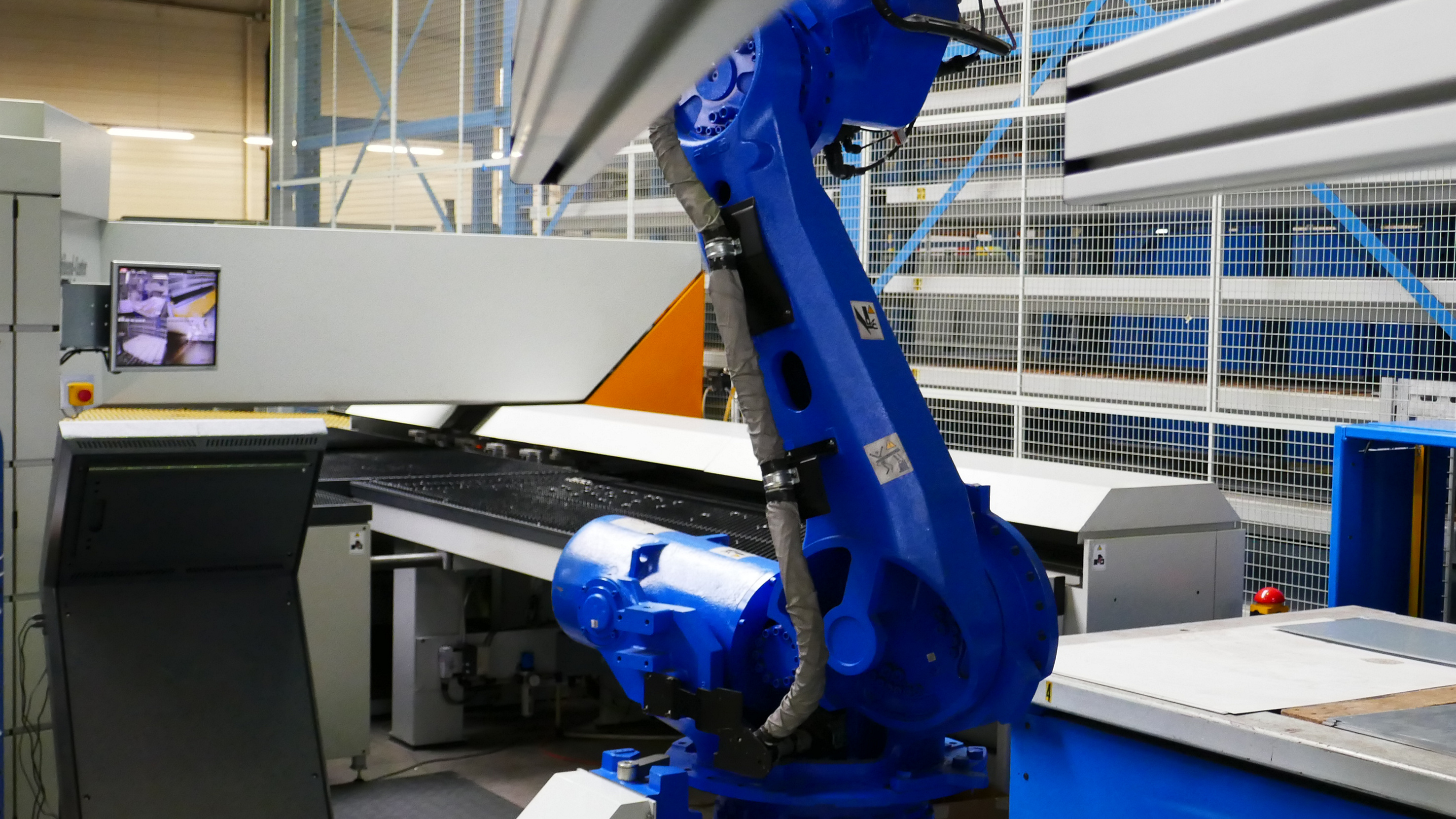 The robot loads the blanks, provided by an automated material handling system.