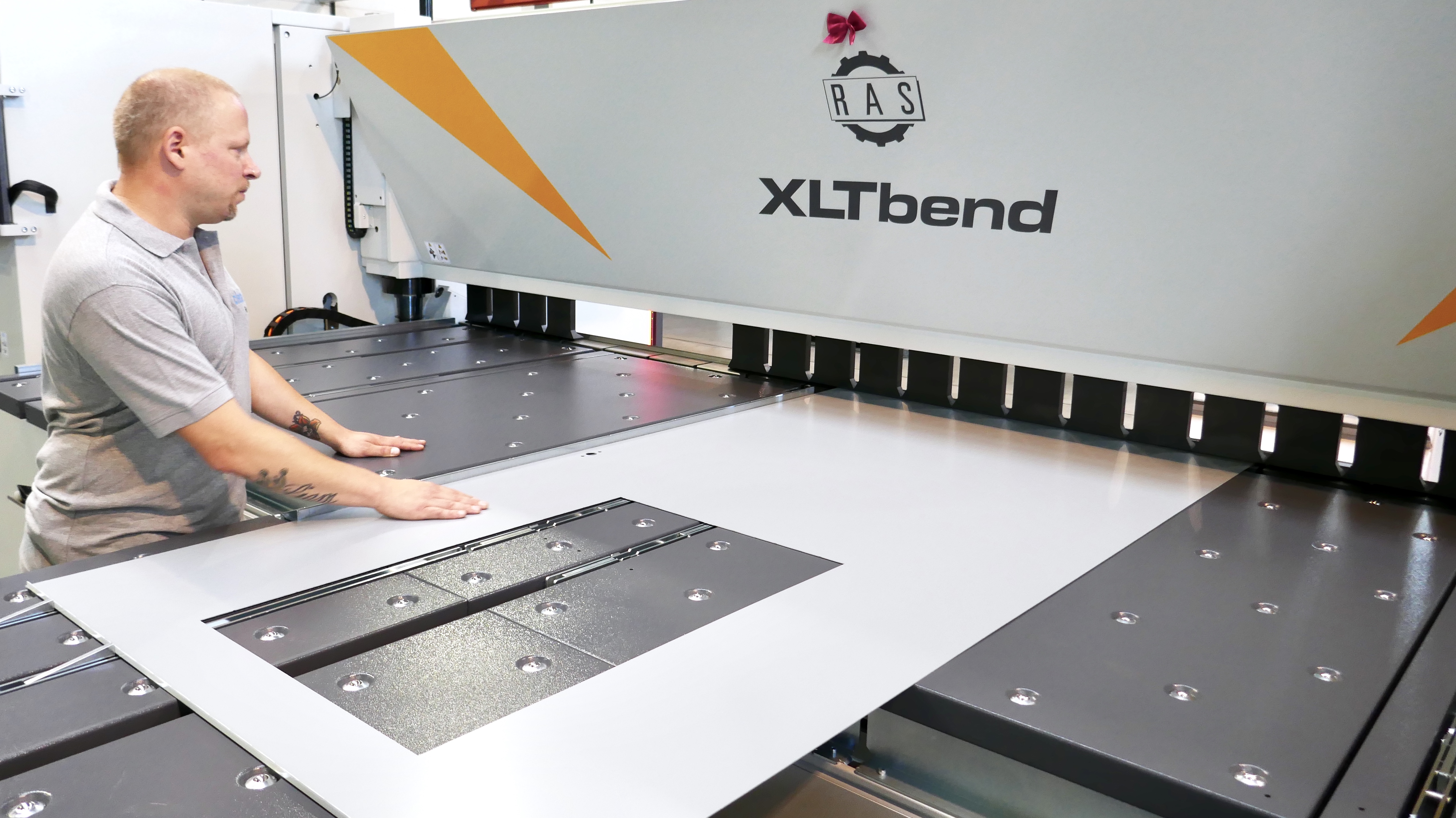 The UpDown folding technology is ideal for bending large size and kink-sensitive wall and ceiling clean room panels. A laser line of the Virtual Navigator (ViN) shows the operator the loading position of the part in each program step.