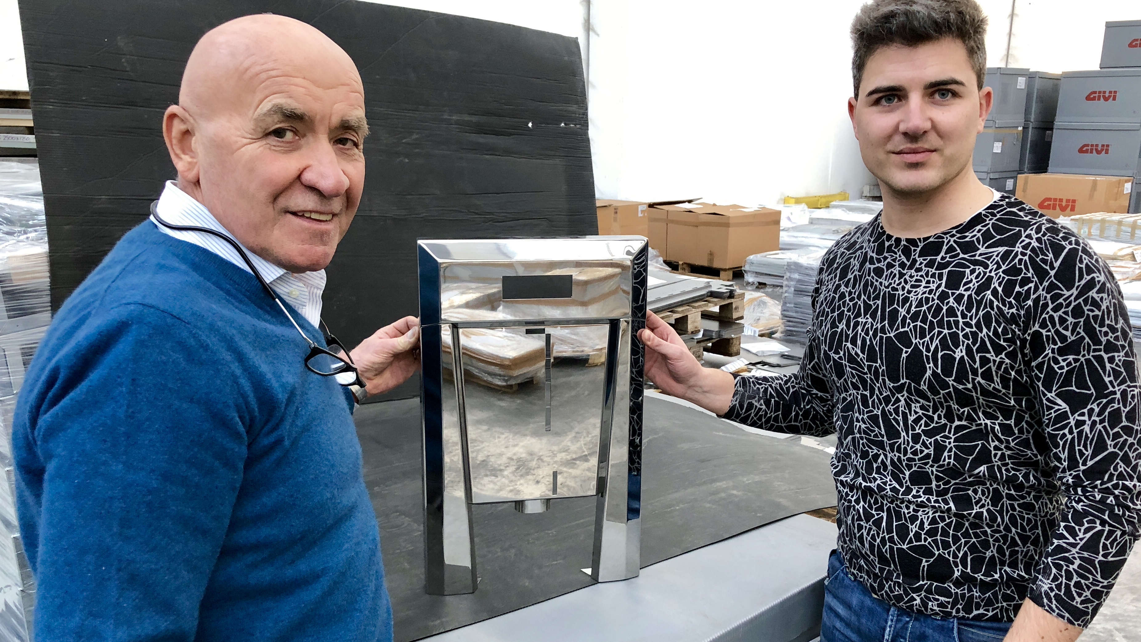Valerio und Filippo Bolpagni zeigen stolz die Edelstahl-Vorderseite einer Kaffeemaschine