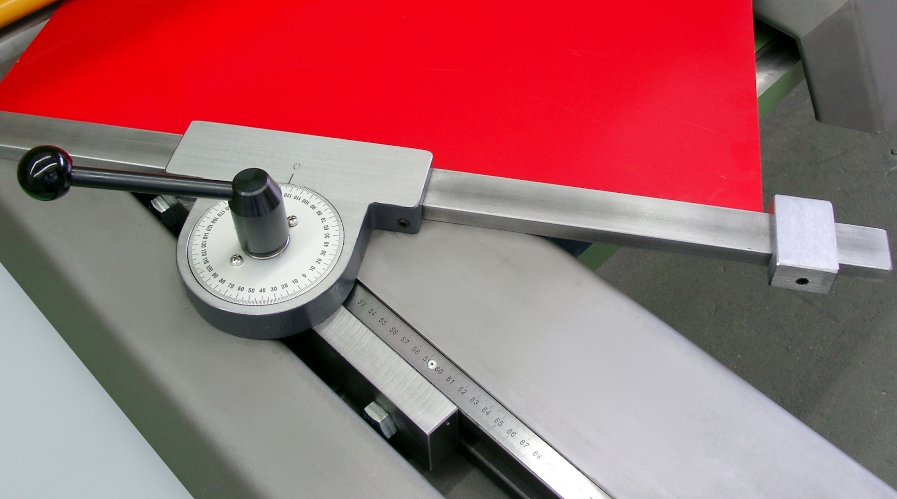 The adjustable squaring arm allows cutting inclined workpieces precisely and repeatable