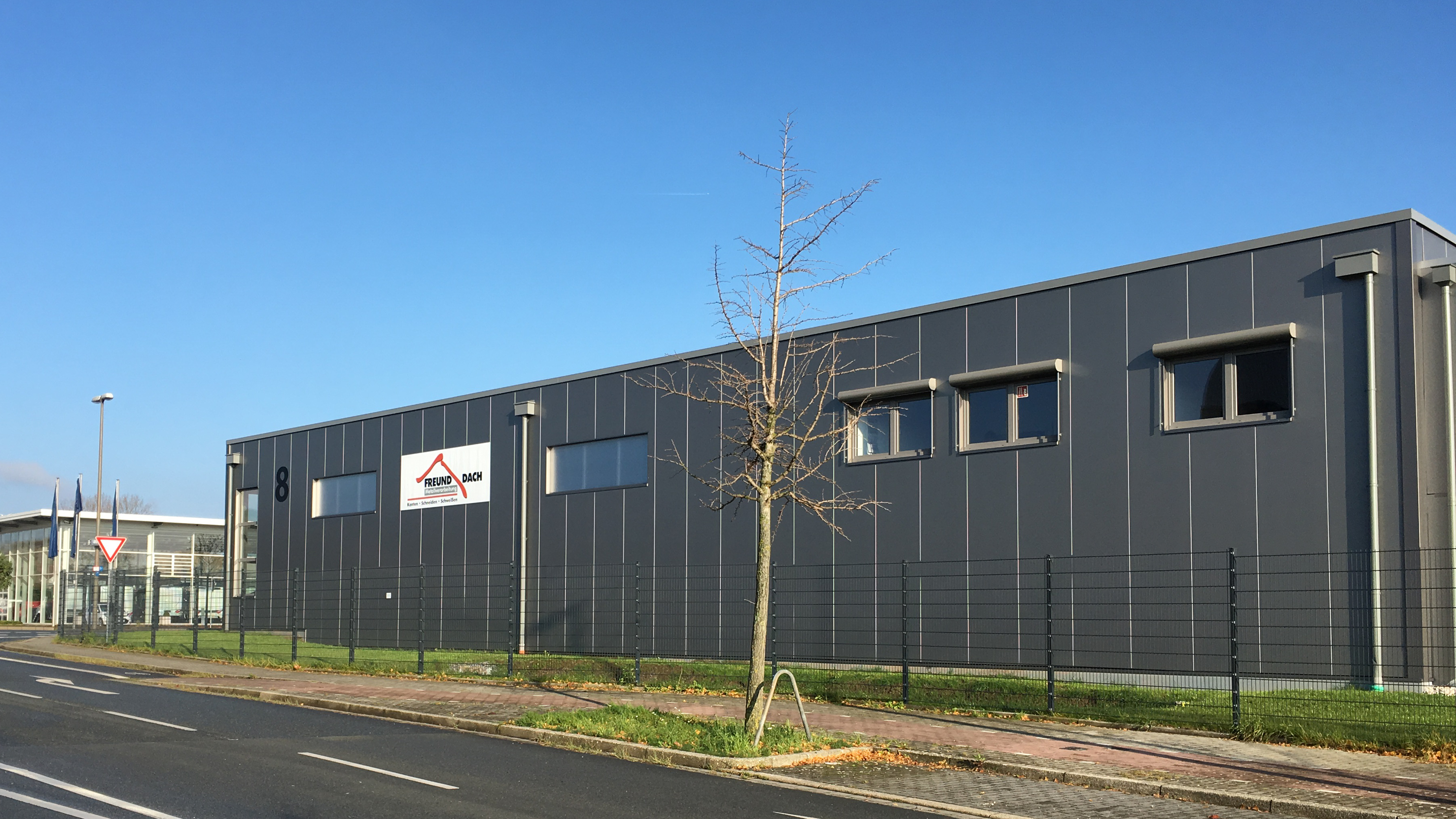Produktionshalle der Freund Dach Metallverarbeitungs GmbH