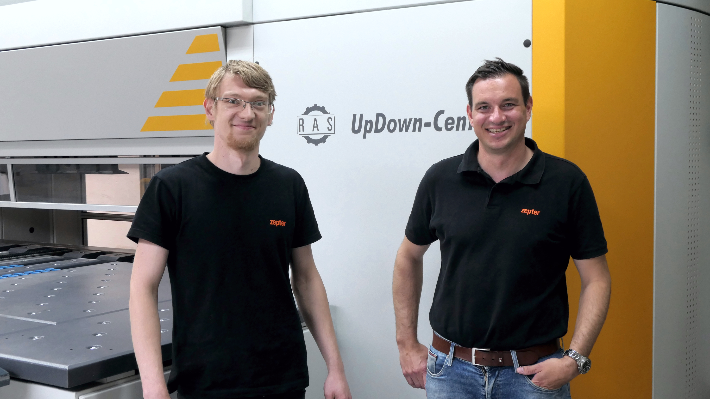 Firmenchef Timm Schulz (rechts) und Maschinenbediener Corvin Terkowsky