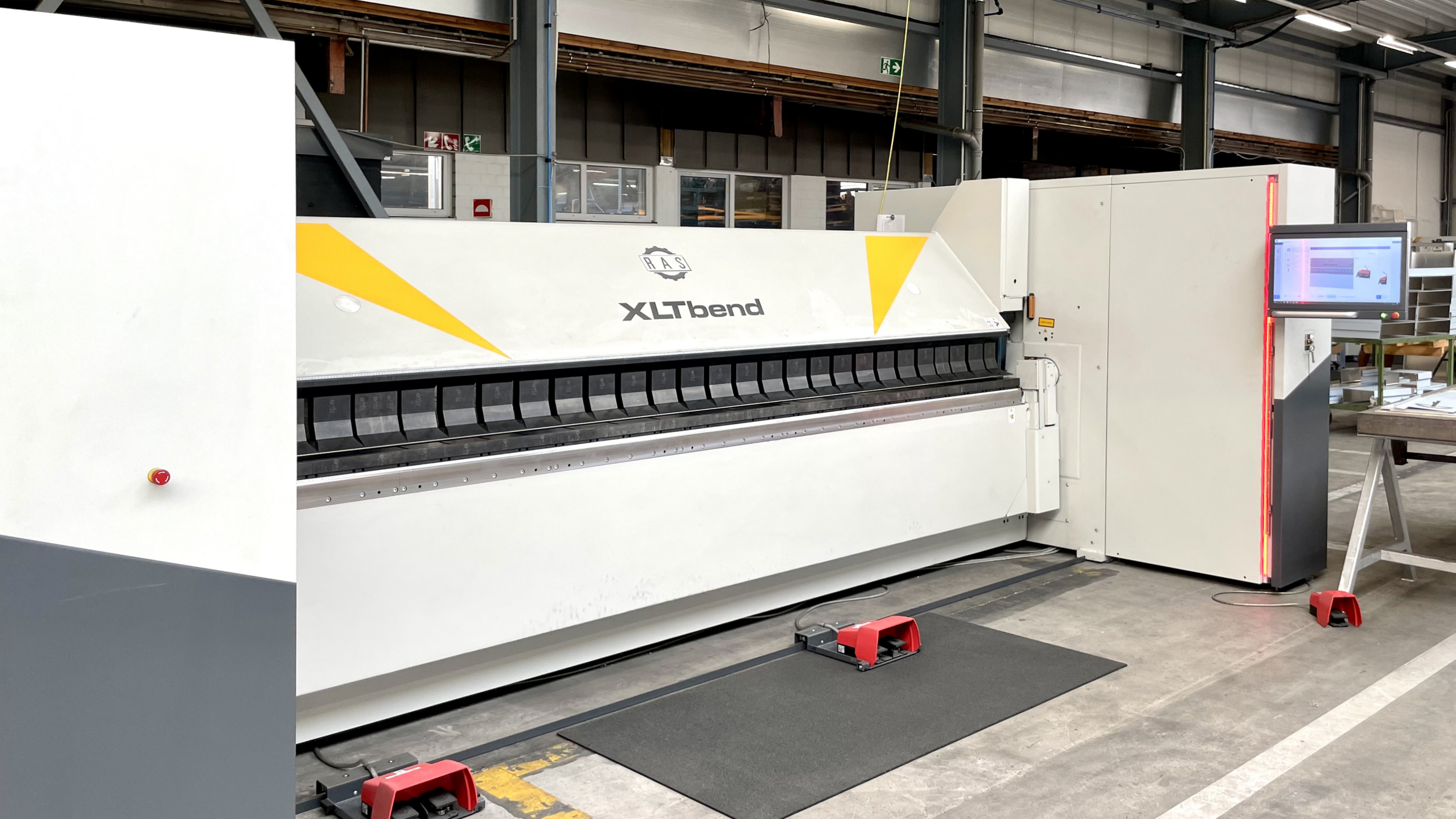 RAS XLTbend folding machine with UpDown bending technology. Bending length 4060 mm for up to 2.5 mm sheet steel.